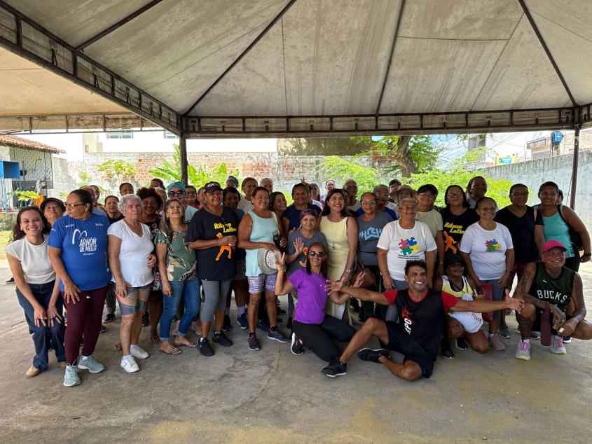 Secretária Dilma Silva com grupo de idosos e mulheres do SCFV do Cras Terezinha Normande. Foto: Clara Vieira: Ascom Semdes