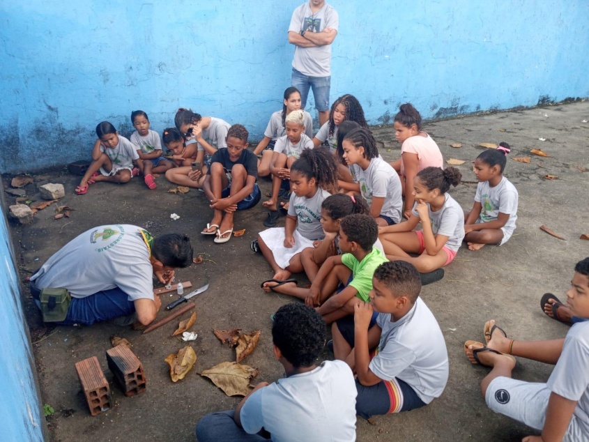 Crianças e adolescentes aprendem como produzir fogo na selva. (Foto: Cras Dom Adelmo Machado)