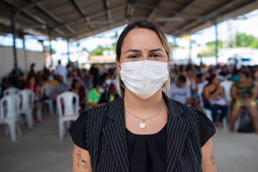 Diretora da Proteção Social Basica, Aline Pedrosa, esteve presente no primeiro dia de cadastramento das famílias do Bom Parto. Foto: Juliete Santos/Secom Maceió