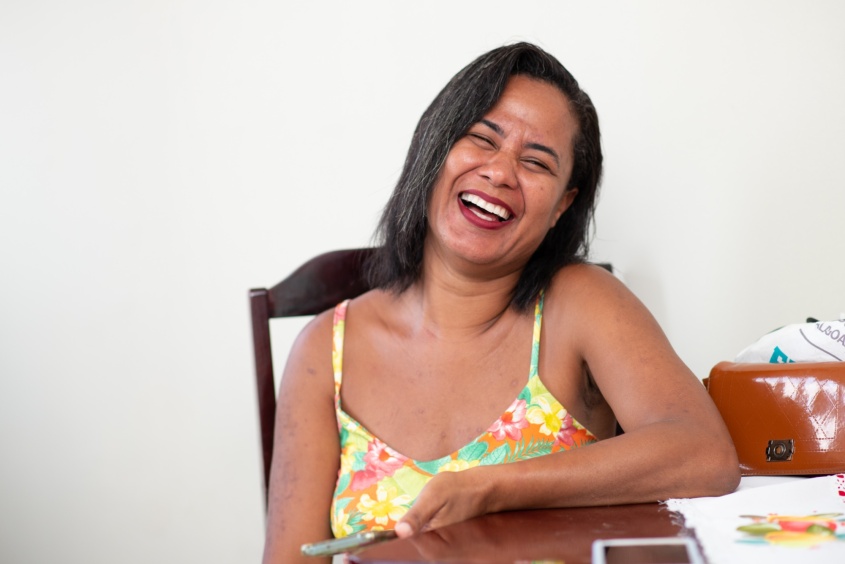 Sorriso aberto de Íris Rafaela mostra o quanto a sua vida mudou a partir de uma nova morada. Foto: Juliete Santos / Secom Maceió