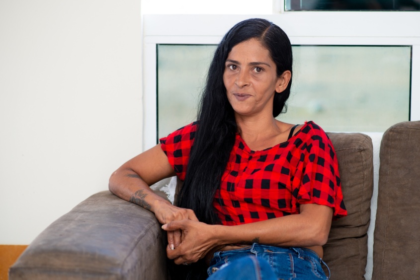 Flávia Dias organizou a sua vida e se dedica ao novo apartamento para o manter como local seguro e de paz. Foto: Juliete Santos / Secom Maceió