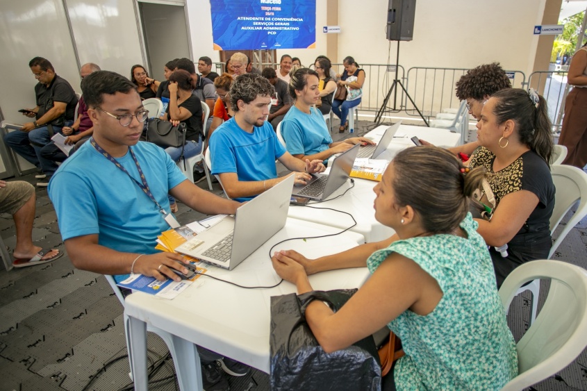 Empresas parceiras em busca de colaboradores promovem entrevistas no local.  Foto: Allan Cesar/ Secom Maceió