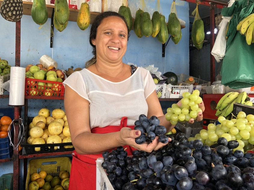 Micilene é feirante há 22 anos na Feira da Jatiúca (Foto: João Ferro/Ascom Semtabes