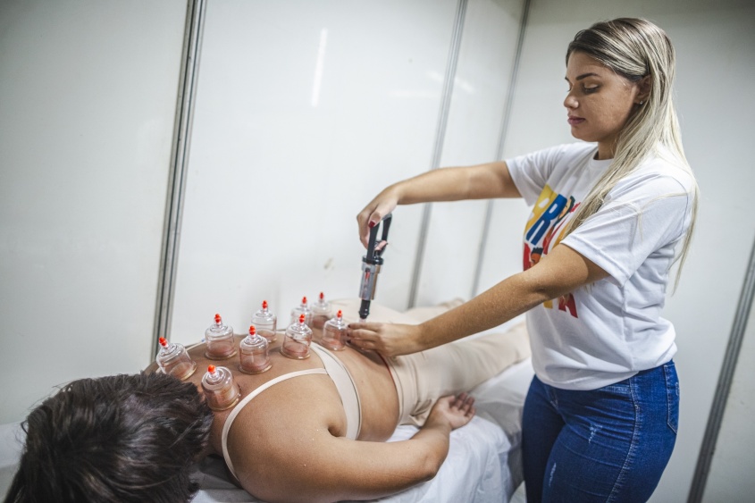 Damiana dos Santos durante sessão com ventosas. Foto: Alisson Frazão/ Secom Maceió