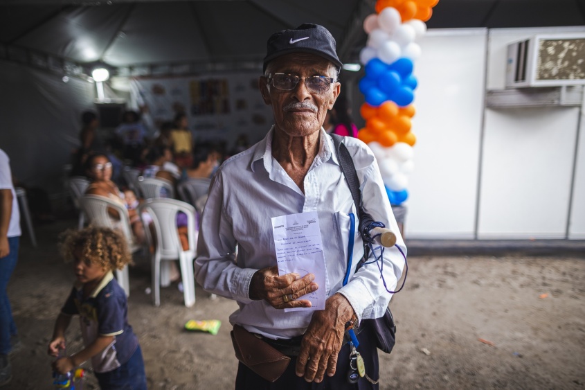 Seu Manoel com o encaminhamento da cirurgia em mãos. Foto: Alisson Frazão/ Secom Maceió
