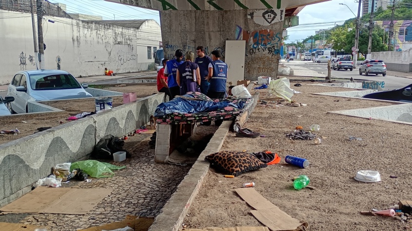 Atendimento da equipe na Praça Bonfim. Foto:Ascom Semdes