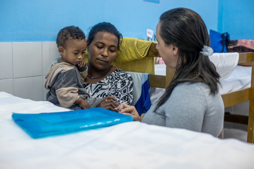 Adriana Maria sendo atendida pela assistente social da unidade de acolhimento. Foto: Célio Júnior/Secom Maceió