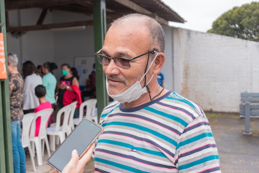 Geraldo Rocha é usuário do Caps Sadi e destacou o apoio que recebeu dos profissionais da unidade para retornar à sala de aula. Foto: Victor Vercant/Ascom SMS