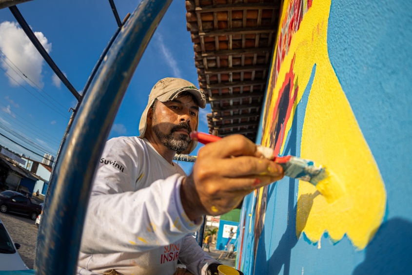 Rafael Santos já pintou o relógio da torre do Artesanato e agora finaliza da fachada do mercado (Foto: Itawi Albuquerque/Secom Maceió)