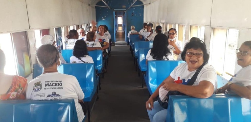 O grupo passeou de VLT até a cidade de Satuba. Foto: Cras Área Lagunar