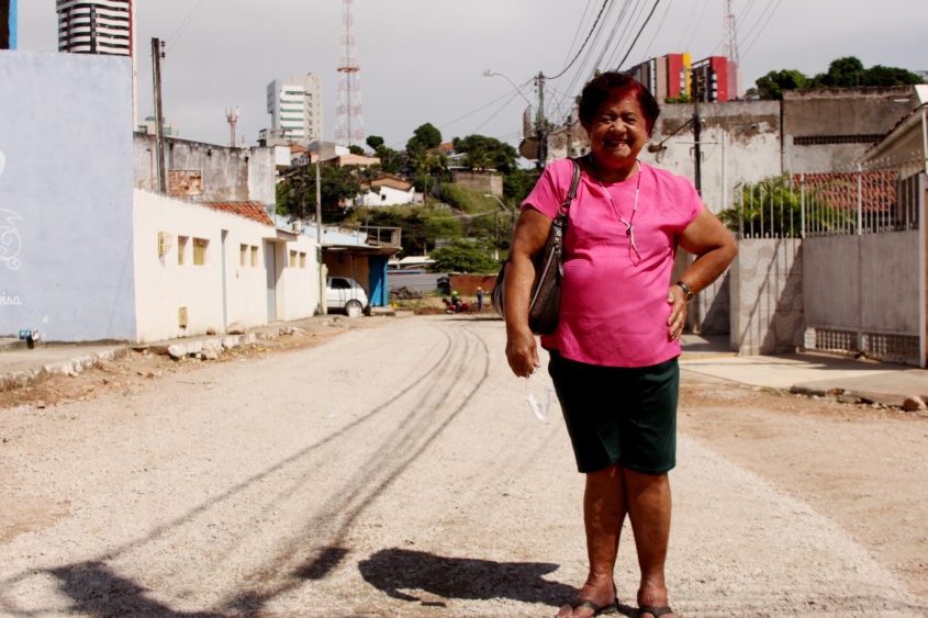 A aposentada Maria Sara comemora o início das obras. Foto: Ascom / Seminfra