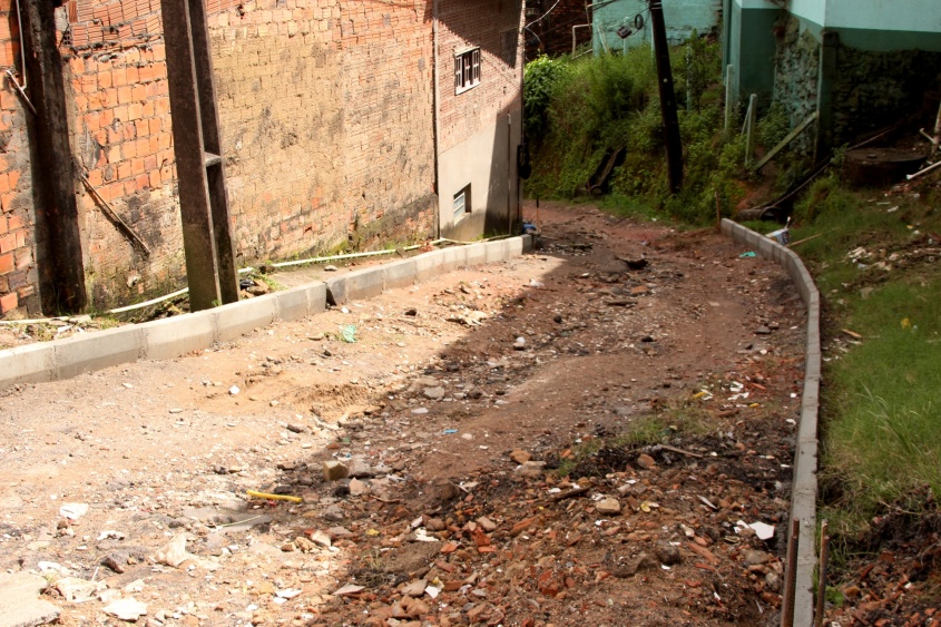 Meios-fios colocados em parte da rua São Matheus. Foto: Wilma Andrade/Ascom Seminfra