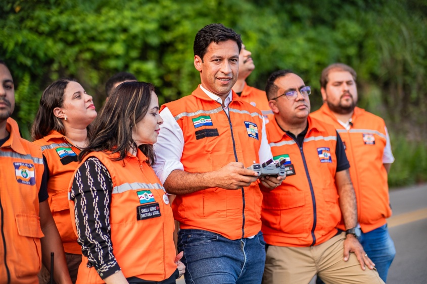 Prefeito Rodrigo Cunha opera drone com tecnologia de ponta. Foto: Felipe Sóstenes/ Secom Maceió
