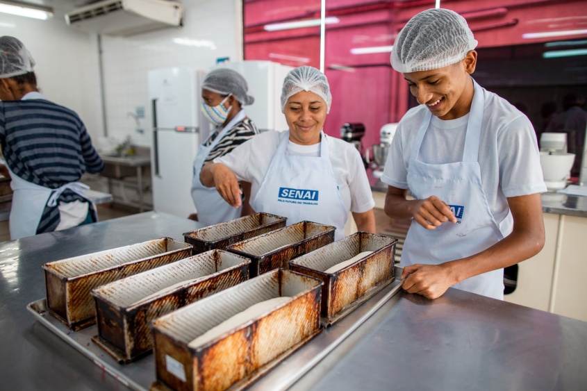 Alunos estão aprendendo a fazer a fazer pães, bolos, biscoitos e bolachas. Foto: Alisson Frazão/Ascom Semas