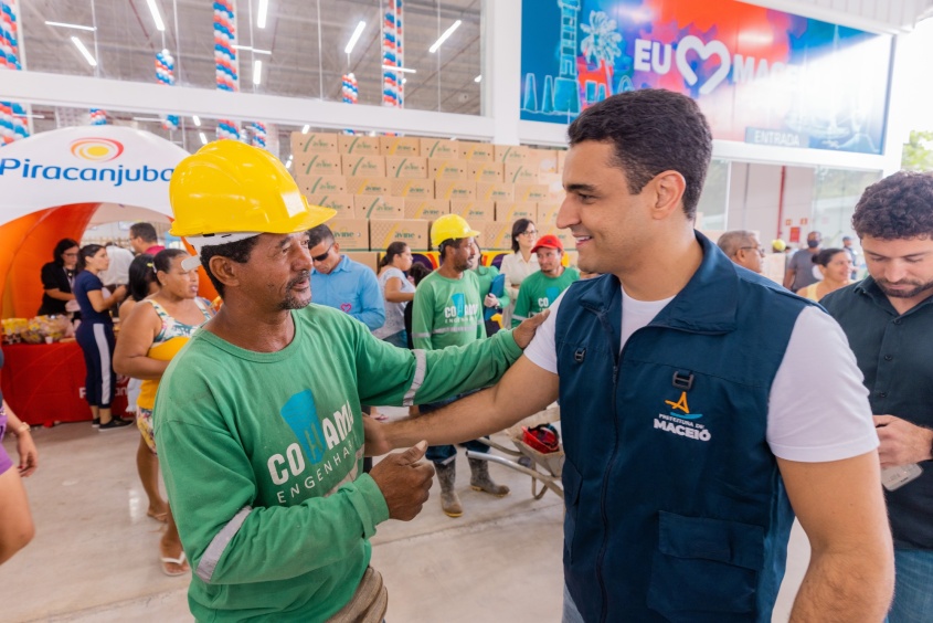 Prefeito JHC cumprimenta trabalhador que atuou na construção do Mix Mateus. Foto: Edvan Ferreira / Secom Maceió