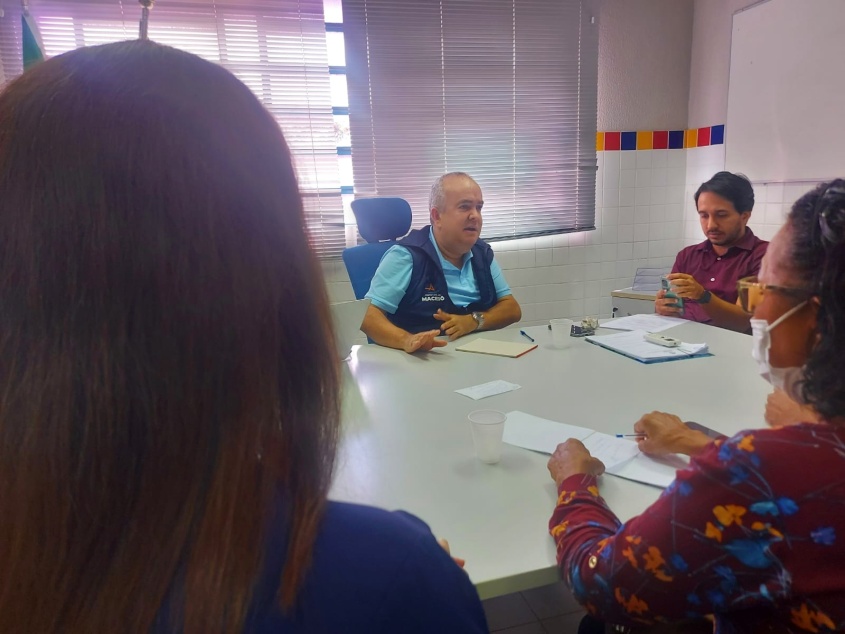 Secretário de Assistência Social de Maceió, Claydson Moura, conversou com representantes do Conselho Municipal dos Direitos da Pessoa Idosa. Foto: Luiz Felipe Pimentel (estagiário)/Ascom Semas