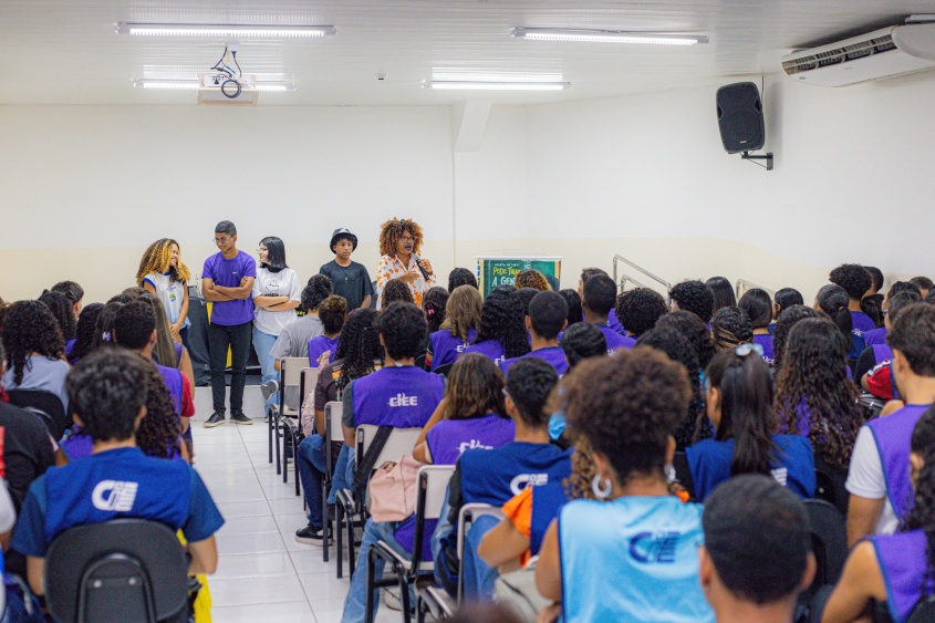 No auditório lotado, público era formado por adolescentes e jovens.  Foto: Caroline Cordeiro/ Ascom Semed