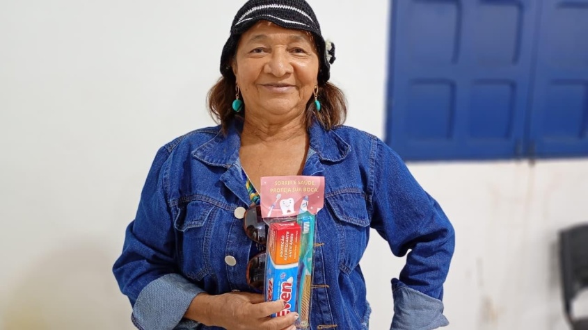 Dona Josefa Silva tirou suas dúvidas e ganhou um kit de higiene bucal. Foto: Ascom Semdes