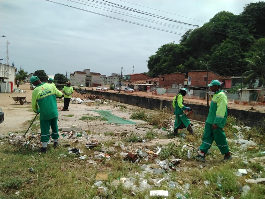 Vale do Reginaldo, no Poço, foi um dos locais que receberam os esforço integrado do Município para limpeza nas proximidades das residências e locais de risco. Foto: Alexandre Vieira / Ascom Sudes