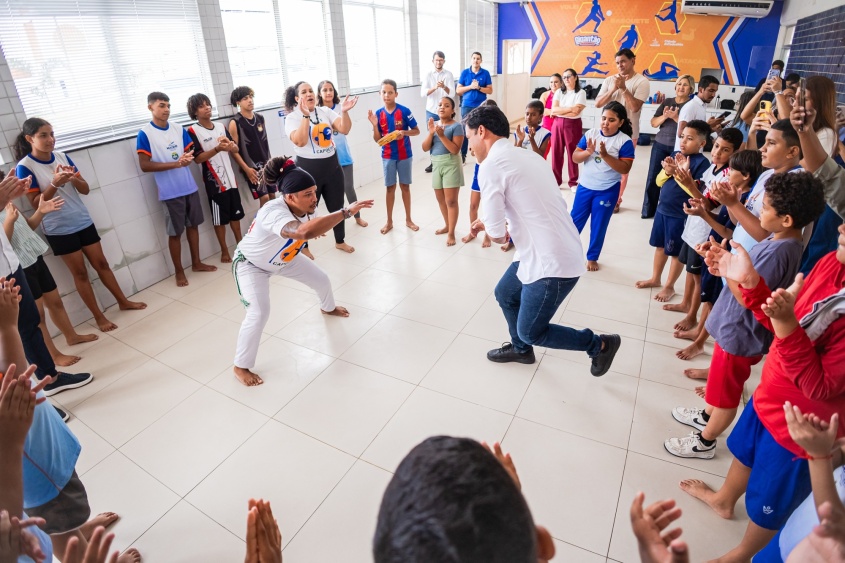Prefeito Rodrigo Cunha na roda de Capoeira com estudantes. Foto: Felipe Sóstenes/ Secom Maceió