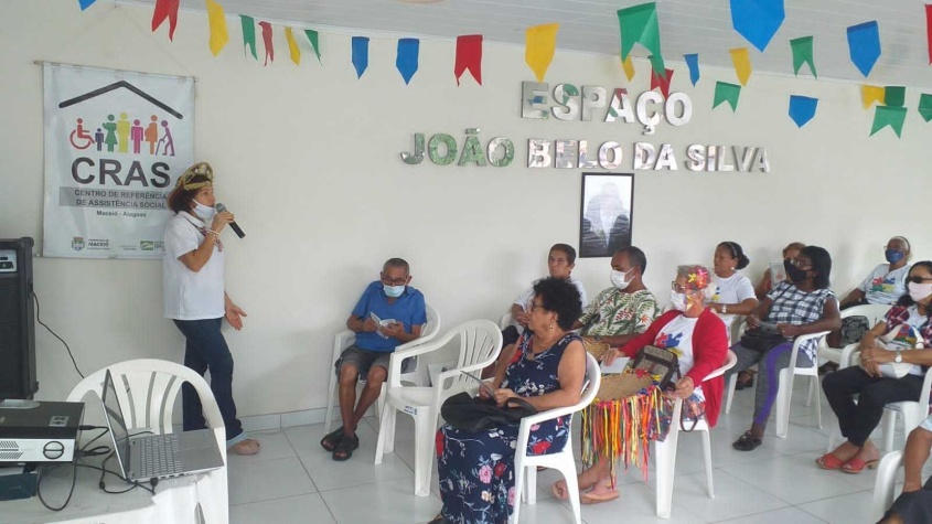 A pedagoga do Cras Área Lagunar, Ana Cristina, falou sobre a violência contra a pessoa idosa e deu orientações para o público. Foto: Cras Área Lagunar