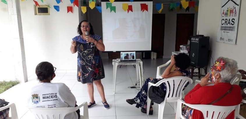 Assistente social e assessora técnica do Conselho dos Direitos da Pessoa Idosa, Jonorete Carvalho, falou sobre os tipos de violência contra o idosos. Foto: Cras Área Lagunar.