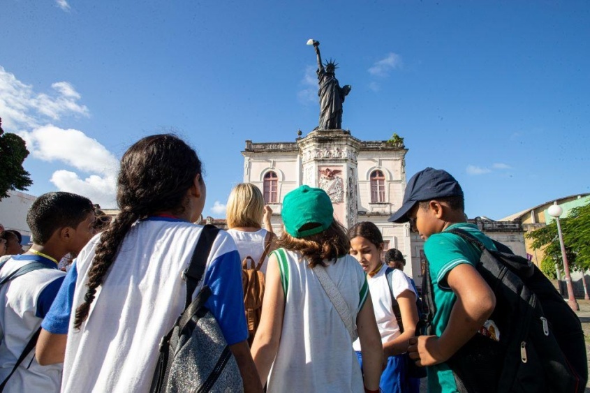 Alunos conhecem a réplica da estátua da liberdade. Foto: Célio Júnior/Secom Maceió