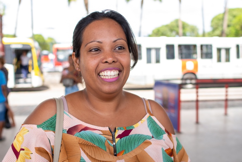 Cátia Maria dos Santos ressalta que o Geladão dará mais conforto aos usuários de transporte público. Foto: Juliete Santos / Secom Maceió