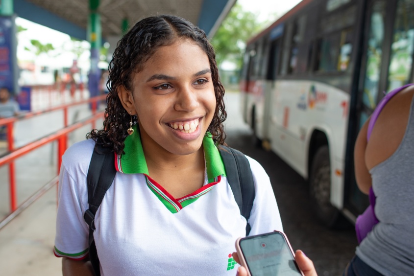 Gabriela Santos vislumbra uma melhor viagem do Benedito Bentes até o Ifal, no Centro. Foto: Juliete Santos / Secom Maceió