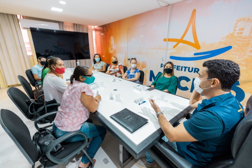 Prefeito JHC tem dialogado com frequência com os profissionais da educação para assegurar os direitos do funcionalismo. Foto: Edvan Ferreira / Secom Maceió