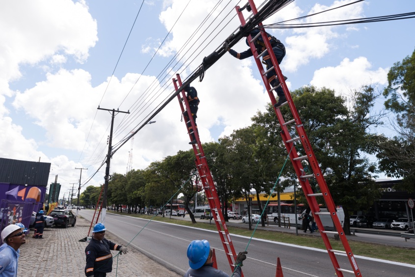 Ilumina retirou mais de 200 toneladas de cabos inutilizados, o equivalente a 140 quilômetros de fiação. Foto: Victor Vercant/ Secom Maceió