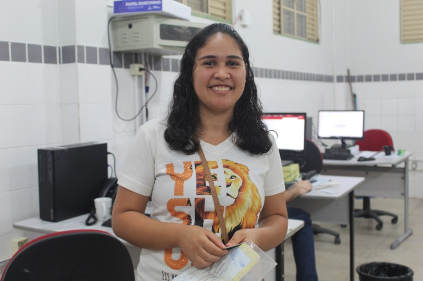 Bianca Pereira é mãe de Julia Vitoria, de 5 anos, e comemorou após o cadastro realizado para receber o BEM. Foto: Jamerson Soares/Ascom Semed