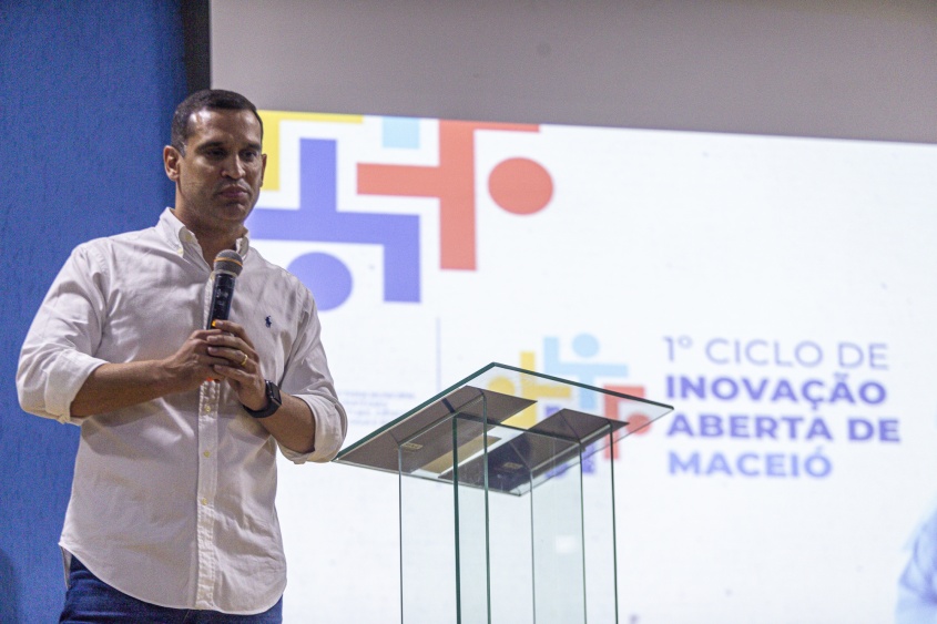 Secretário Sérgio Túlio Cavalcante dá boas-vindas ao público presente no Dia D do 1º Ciclo de Inovação Aberta de Maceió. Foto: Alisson Frazão / Secom Maceió
