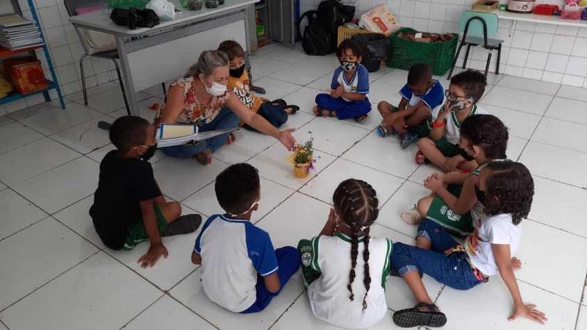 Professora Sinéia Vanderlei com sua turma do segundo período em momento de contação de histórias. Foto: cortesia