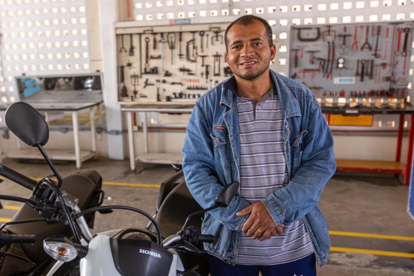 Aluno do curso de mecânico de motocicletas,  Ailton da Silva. Foto: Itawi Albuquerque/Secom Maceió