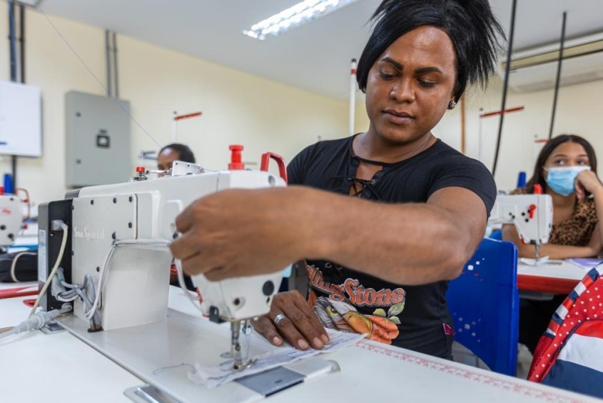 Aluna do curso de costureiro industrial, Gisely Silver. Foto: Itawi Albuquerque/Secom Maceió.