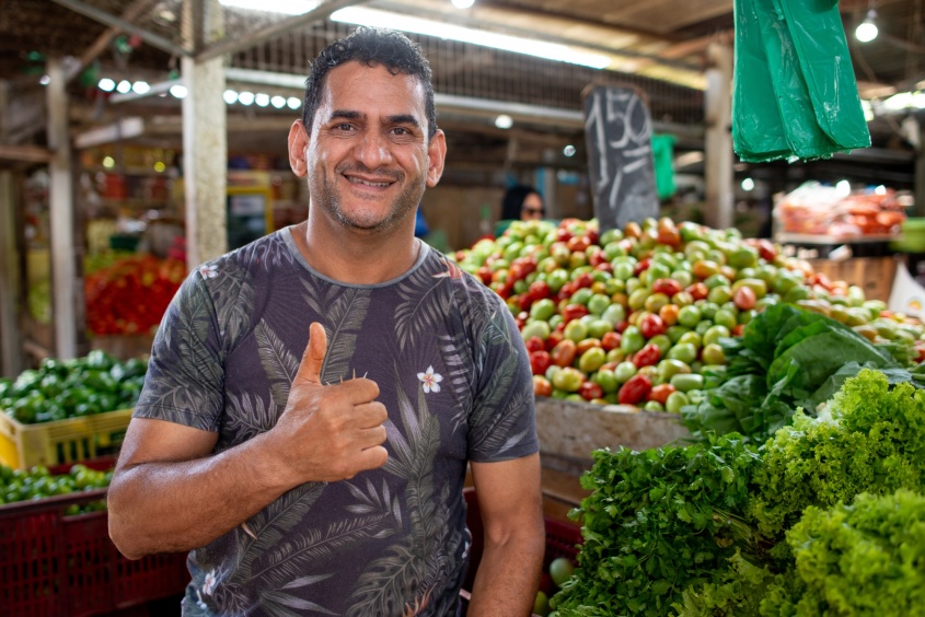 Rômulo Arruda trabalha há 25 anos na Feira do Tabuleiro. Foto: Juliete Santos/Secom Maceió