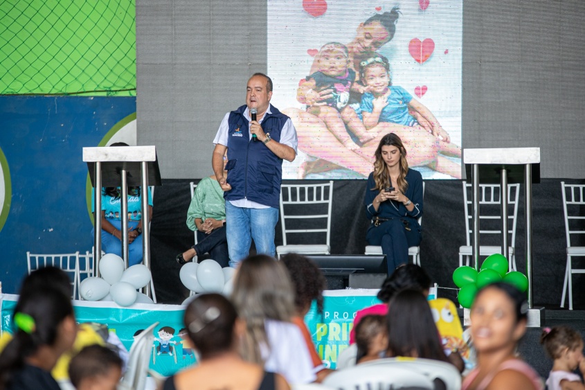 Secretário de Assistência Social de Maceió, Claydson Moura, garantiu que até dezembro serão entregues 60 mil pacotes de leite e 40 mil pacotes de mistura láctea. Célio Júnior/Secom Maceió