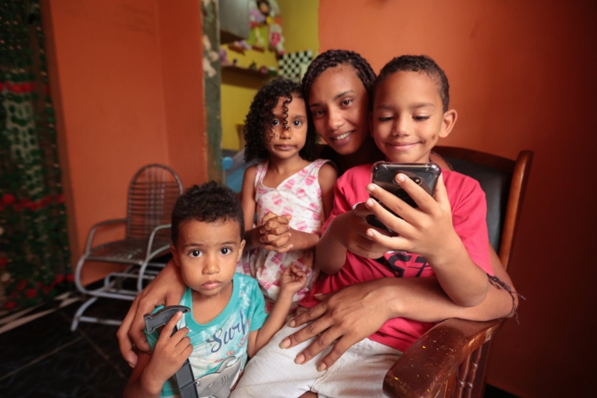 Famílias dos alunos matriculados recebem o Bolsa Escola Municipal. Foto: Itawi Albuquerque / Secom Maceió