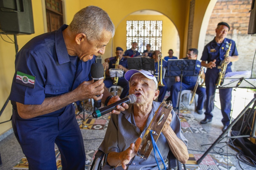 Seu Cirilo tocando pandeiro. Foto: Alisson Frazão/Secom Maceió