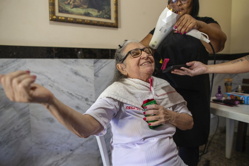 Dona Maria Pinheiro fez cabelo e maquiagem. Foto: Alisson Frazão/Secom Maceió