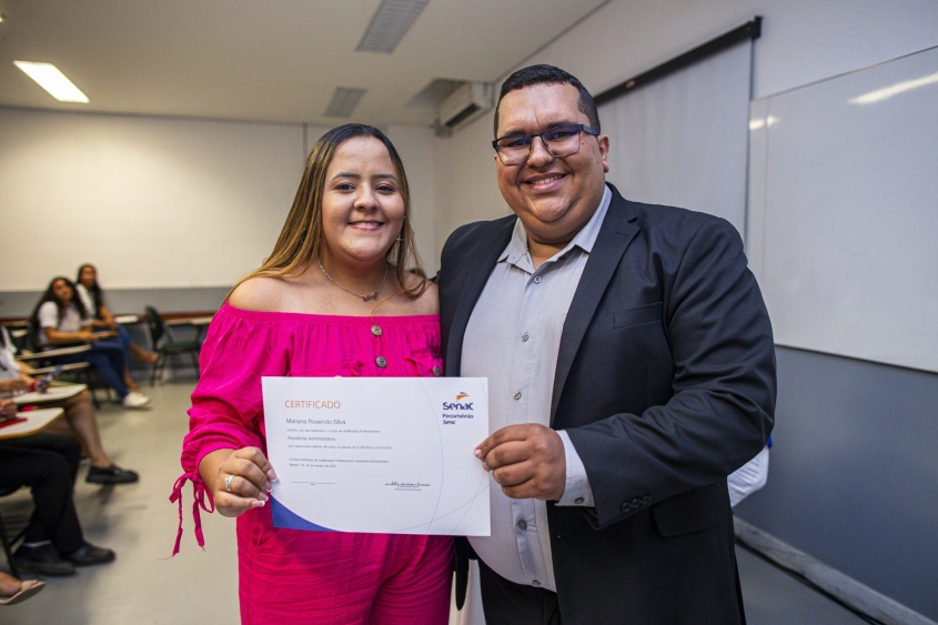 Diretor do Sine Maceió entrega certificado à concluinte. Foto: Alisson Frazão/Secom Maceió