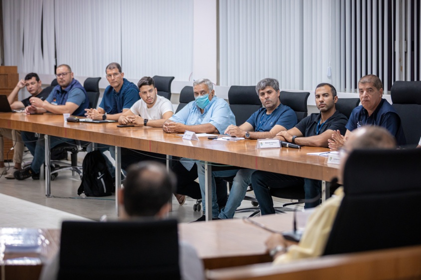 Reunião do Gabinete de Crise na manhã desta quinta-feira (30): preocupação é garantir a segurança dos moradores da área em risco. Foto: Itawi Albuquerque/Secom Maceió