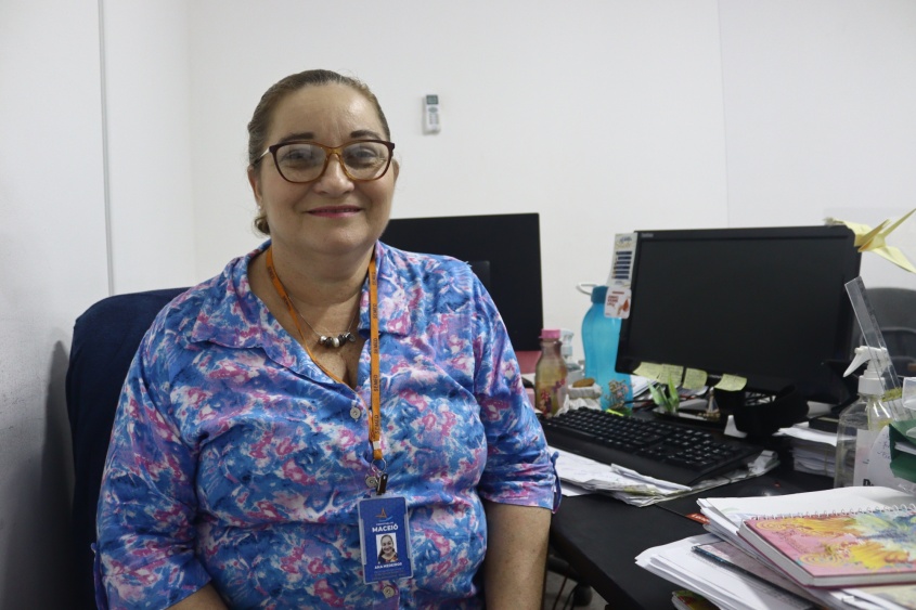 Técnica pedagógica e líder do setor de lotação da Semed, Ana Lúcia Bezerra. Foto: Jamerson Soares/Ascom Semed