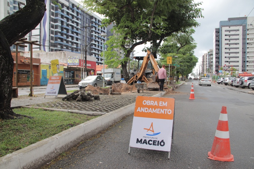 Recuperação de tubulação danificada na Jatiúca. Foto: Júnior Bertoldo / Secom Maceió