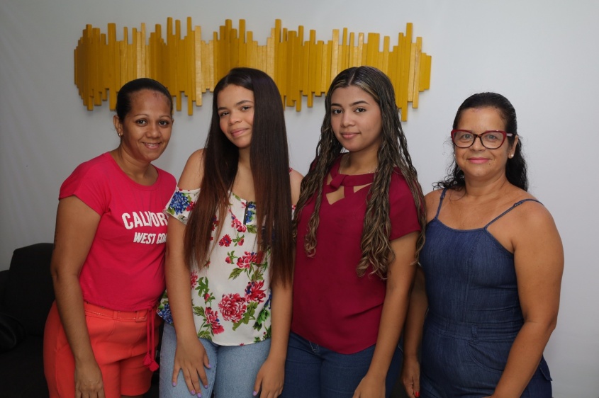 Ana Letícia e a Laiza foram acompanhadas pelas mães para entregar a documentação. Foto: Moacir Barbosa/ Ascom Cesmac