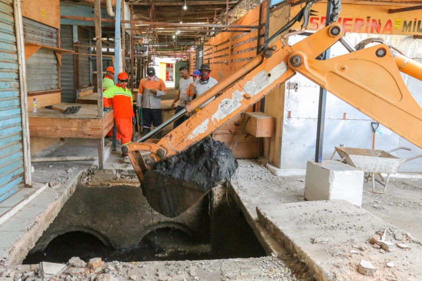 Prefeitura de Maceió não tem medido esforços para retirar o lixo descartado de forma irregular nas galerias. Foto: Itawi Albuquerque / Secom Maceió