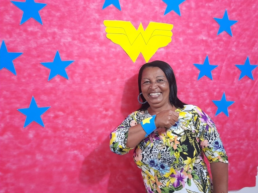 Mulheres se fantasiaram da personagem Mulher Maravilha. (Foto: Cras Fernão Velho)