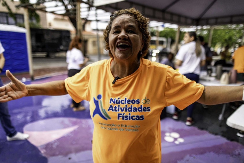 Odacir Costa celebra a vida com energia e alegria durante as atividades do programa Ativamente. Foto: Alisson Frazão/Secom Maceió