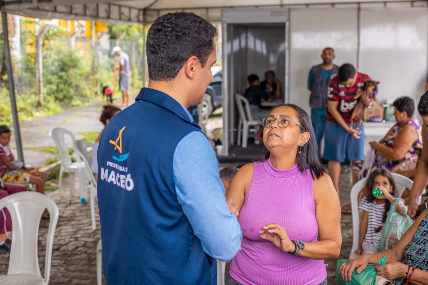 Moradora do bairro, Adriana Vlademir, destaca importância do Castramóvel. Foto: Itawi Albuquerque/Secom Maceió
